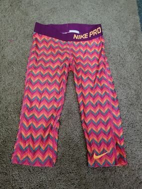 Nike Pro Girls Size S Ulticolor Chevron Print Capri Leggings